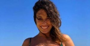 A atriz Giselle Itié mostrou seus 5 meses de gestação com lindas fotos na praia ao lado do marido, Guilherme Winter. (Imagem: Instagram)