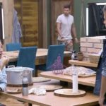 Guilherme Leão aparece na cozinha no momento que Bifão e Viny Vieira falam mal dele (Reprodução: PlayPlus)
