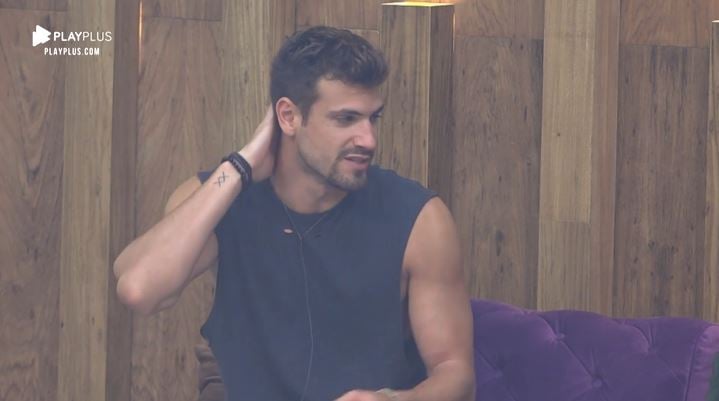 Guilherme Leão não gosta de saber que Thayse Teixeira ouviu a sua conversa em A Fazenda 11 (Reprodução: PlayPlus)