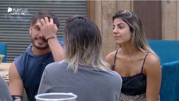 Hariany Almeida e Lucas Viana estão juntos em A Fazenda 11 (Reprodução: PlayPlus)