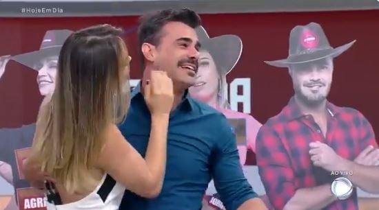 Peão reencontra Laura Keller após eliminação ao vivo no Hoje em Dia (Reprodução: PlayPlus)