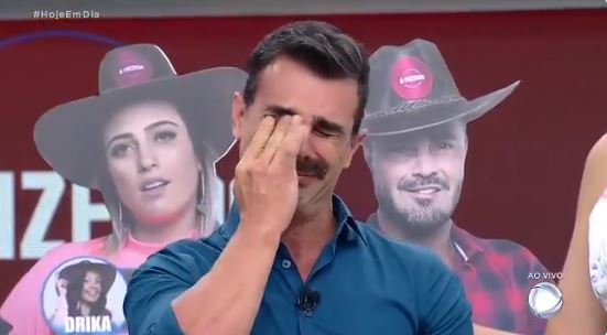  Peão se emociona em pegadinha do Hoje em Dia. O peão atendeu a esposa Laura Keller por telefone (Reprodução: PlayPlus)