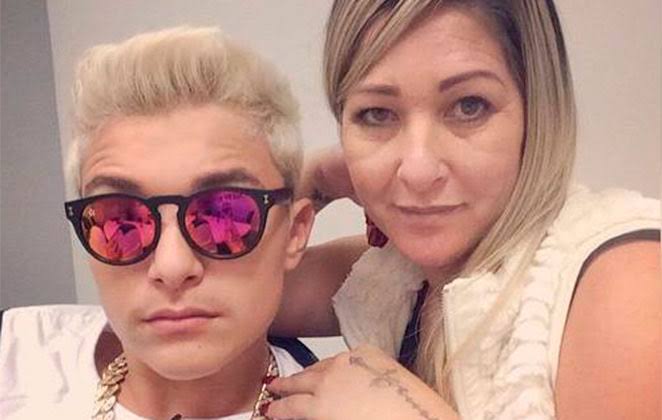 Cantor MC Gui e a mãe Cláudia (Foto: Reprodução)