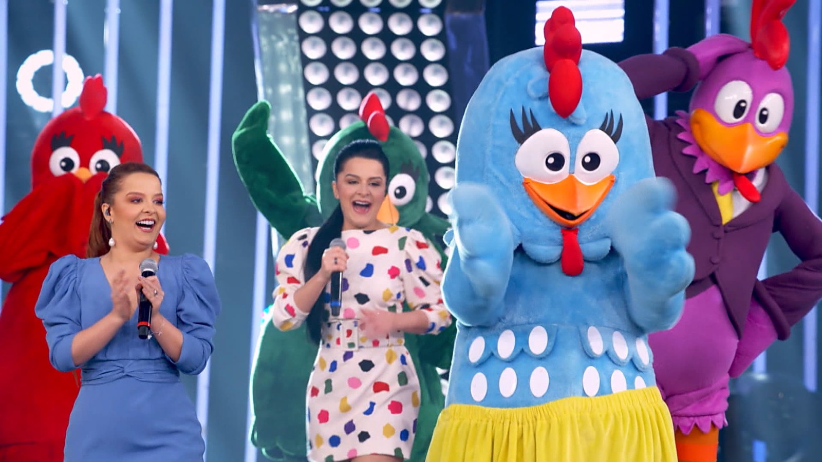 Maiara e Maraisa com a Galinha Pintadinha no Só Toca Top da Rede Globo (Reprodução: GShow)