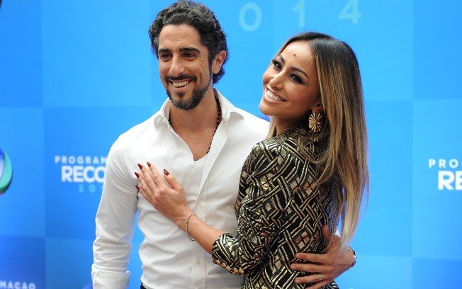 Marcos Mion e Sabrina Sato em evento corporativo da emissora (Reprodução: Record TV)