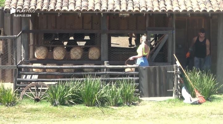 Netto se irrita em A Fazenda 11 após retirar lixo dentro do confinamento e declara vingança para Tati Dias (Reprodução: PlayPlus)