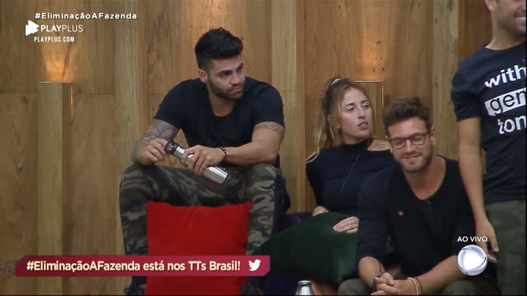 Netto sem acreditar ainda que Aricia Silva foi eliminada de A Fazenda e bastante indignado (Reprodução: PlayPlus)