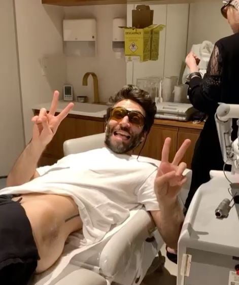 O ator Rodrigo Pandolfo fazendo retirando tatuagem nas nádegas com laser (Reprodução: Instagram)