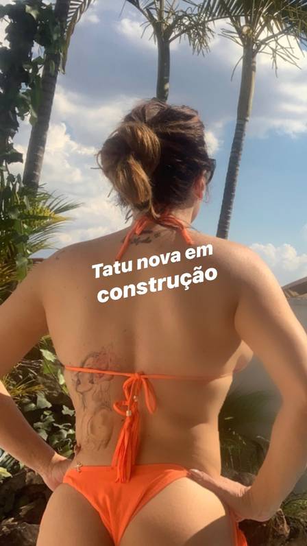Simony exibindo nova tatuagem em construção