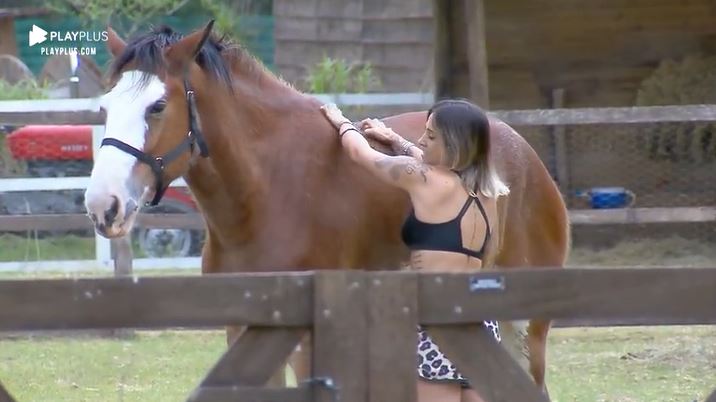 Tati Dias se declarou para cavalo dentro de A Fazenda (Reprodução: PlayPlus)