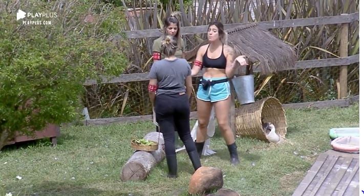 Tati se estranha com Thayse Teixeira em A Fazenda 11 (Reprodução: PlayPlus)
