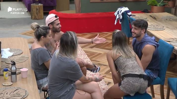 Thayse Teixeira, Netto, Tati Dias entrevistam Hariany Almeida e Lucas Viana. O novo casal de A Fazenda 11 (Reprodução: PlayPlus)