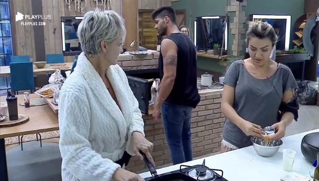 Thayse Teixeira faz ovo para o almoço dos peões em A Fazenda 11 ao lado de Andréa de Nóbrega (Reprodução: PlayPlus)