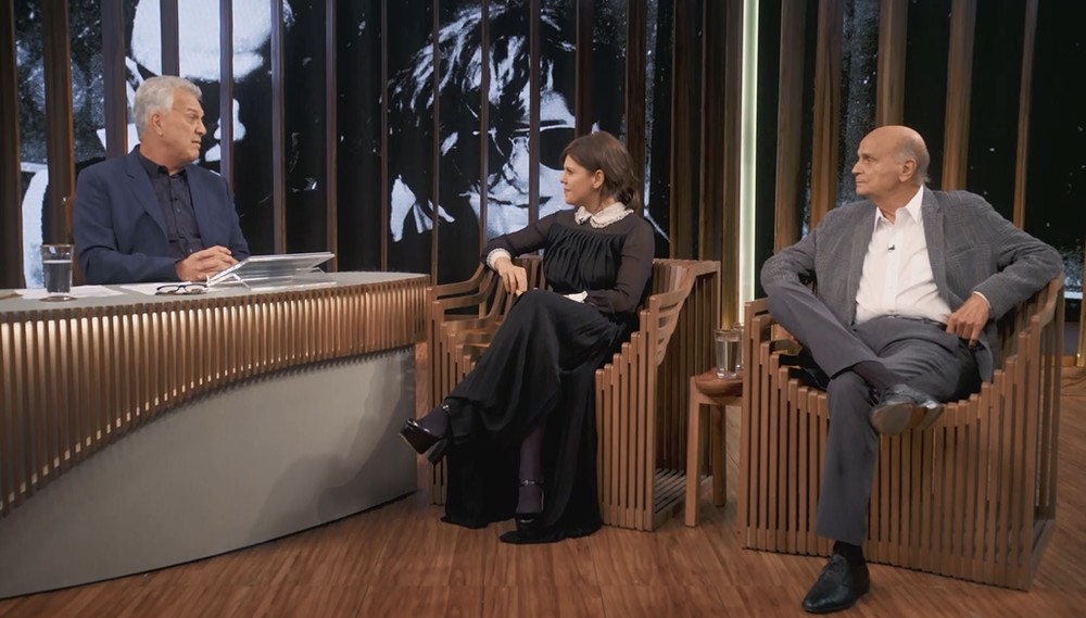 Bárbara Paz e Drauzio Varella ao lado de Pedro Bial em programa na Globo (Reprodução)