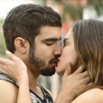 Rock dá beijão em Joana na novela A Dona do Pedaço (Foto: Reprodução)