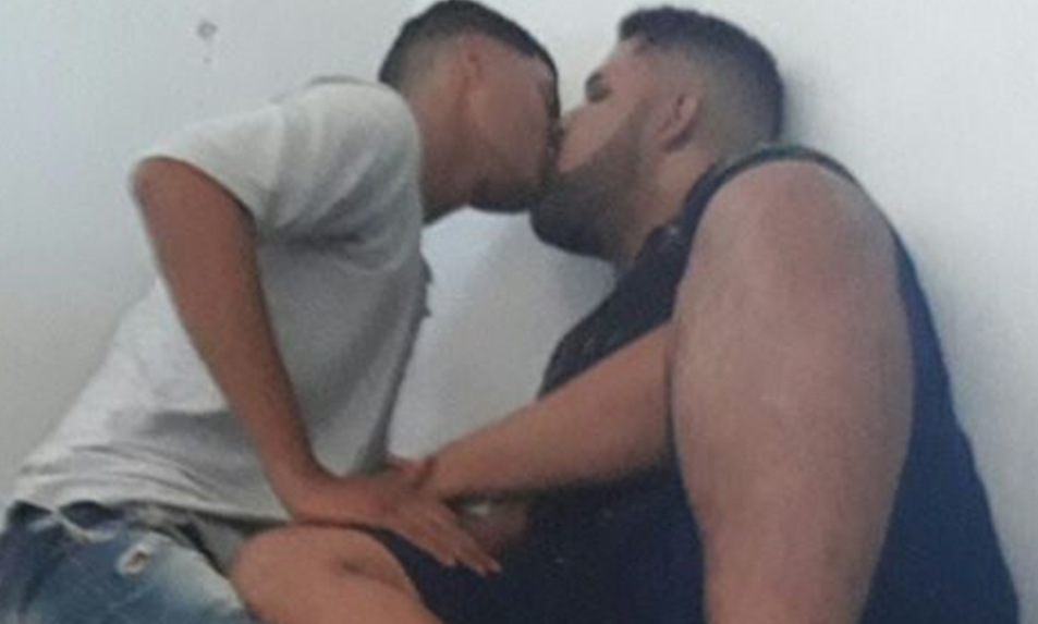 Cantor famoso no mundo gospel foi flagrado aos beijos com outro homem (Foto: Reprodução)