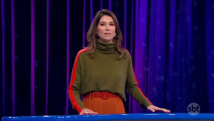 Rebeca Abravanel no comando do Roda a Roda, que está em alta na audiência (Foto: Reprodução/SBT)
