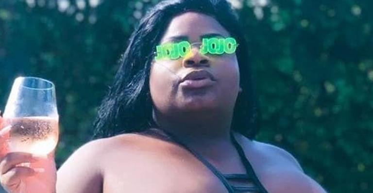 Poderosa, Jojo Todynho posa na piscina e quase mostra demais (Foto: Reprodução/Instagram)