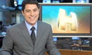 Evaristo Costa compartilha foto ao lado da rainha Elizabeth (Foto: Reprodução)