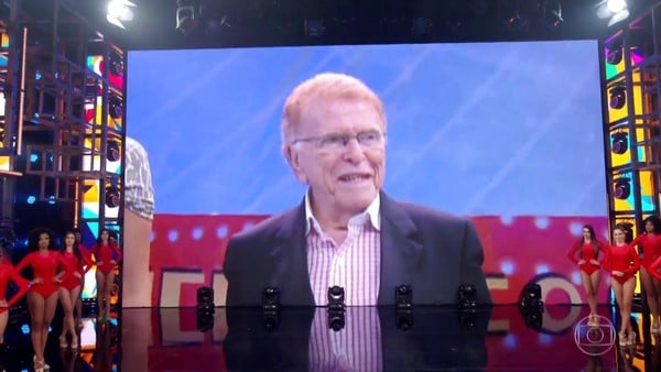 Faustão para o programa para prestar homenagem à Maurício Sherman, que faleceu na última semana aos 88 anos (Imagem: reprodução)