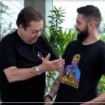 Cauê Fabiano mostrando sua camiseta para Faustão. Foto: Reprodução