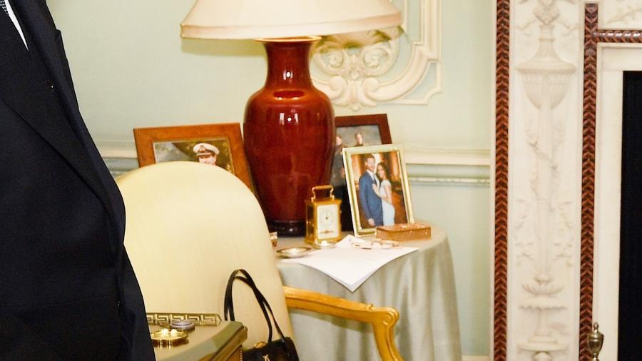 Foto de Harry e Meghan Markle que foi retirado da sala de reuniões da rainha Elizabeth (Foto: Reprodução)