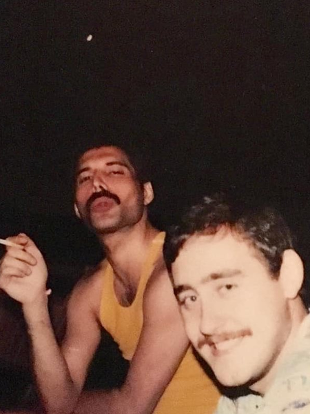 cantor Freddie Mercury ao lado do amigo Peter Freestone (Reprodução: Instagram)