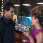 Yuri (Marcello Merlo Jr) e Gisele (Sheron Menezzes) em cena de Bom Sucesso; personagem deixará Diogo (Armando Babaioff) fora de si (Foto: Globo/Cesar Alves)