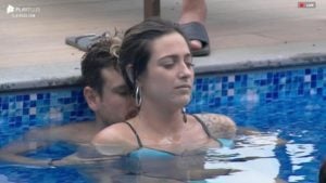 Guilherme Leão faz massagem em Tati Dias na piscina
Imagem: Reprodução/PlayPlus