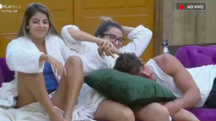 Hariany pega sem Lucas com a ajuda de Thayse em A Fazenda (Foto: Reprodução)