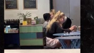Miley Cyrus é flagrada aos beijos com Cody Simpson e imagens viralizam (Foto: Reprodução)