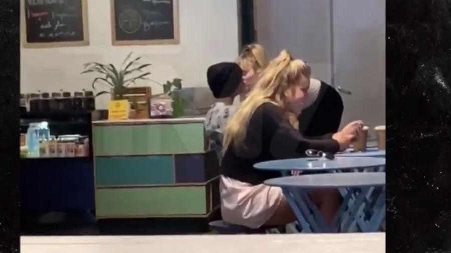 Miley Cyrus é flagrada aos beijos com Cody Simpson e imagens viralizam (Foto: Reprodução)