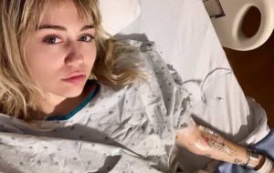 Miley Cyrus recebe alta e publica foto com seu novo namorado (Foto: Reprodução)