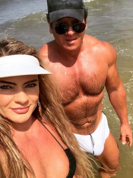 kid bengala O deputado estadual Gilberto Ribeiro e a mulher, Nanci, curtem praia Imagem: Reprodução/Instagram