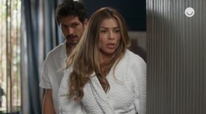 Paloma de roupão abre a porta para Alberto (Foto: Reprodução/Globo)