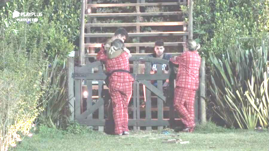 Guilherme e outros peões comentaram sobre Lucas na porteira de A Fazenda 11 na madrugada deste domingo (Foto: Reprodução/ Play Plus/ Record TV)