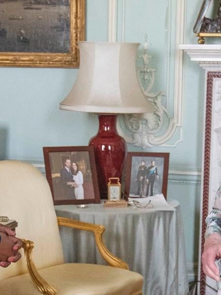 Retratos que substituíram a foto de Harry e Meghan Markle (Foto: Reprodução)