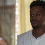 Ramon (David Júnior) levará facada no lugar de Paloma em Bom Sucesso (Foto: Reprodução/Globo)