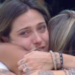 Tati Dias sendo consolada antes de ser eliminada em A Fazenda 11 (Foto: Reprodução/PlayPlus)