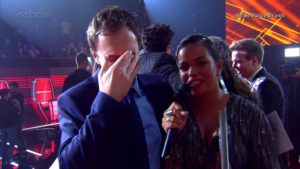 Tiago Leifert e Jeniffer Nascimento no The Voice Brasil (Foto: Reprodução)