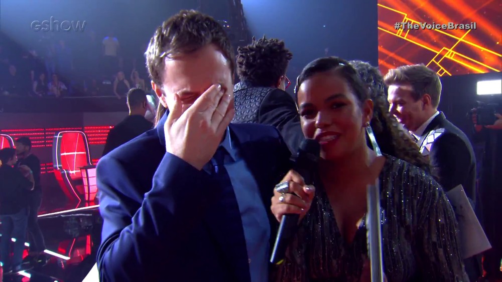 Tiago Leifert e Jeniffer Nascimento no The Voice Brasil (Foto: Reprodução)