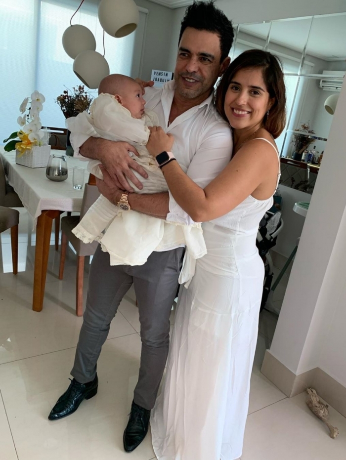 Zezé di Camargo e a filha no batizado da neta (Foto: Reprodução)