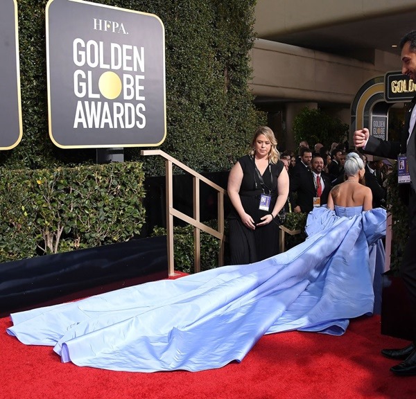 Lady gaga esquece vestido usado no Globo de Ouro em Hotel e camareira leva peça a leilão