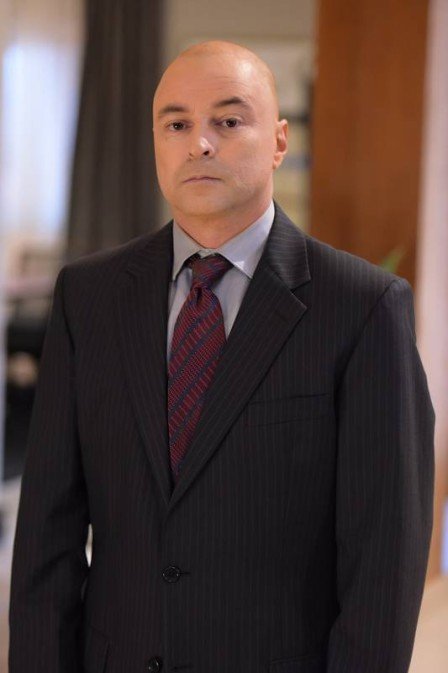 Emilio Orciollo Netto faz "plástica" para reaparecer em Topíssima e agora surge careca, e sem barba (Foto: Blad Meneghel/ RecordTV/ Divulgação)