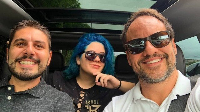 Karol Lannes com o pai e o padrasto (Foto: Reprodução/ Instagram)