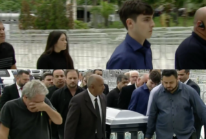 Filho de Gugu, João Augusto, desmoronou ao vivo chega no velório do pai (Foto reprodução)