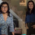 Lurdes (Regina Casé) e Thelma (Adriana Esteves) em Amor de Mãe, nova novela das nove da Globo (Foto: Globo/Estevam Avellar)