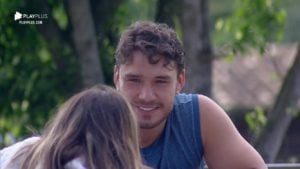 Lucas Viana durante conversa com Hariany Almeida em A Fazenda (Reprodução: PlayPlus)
