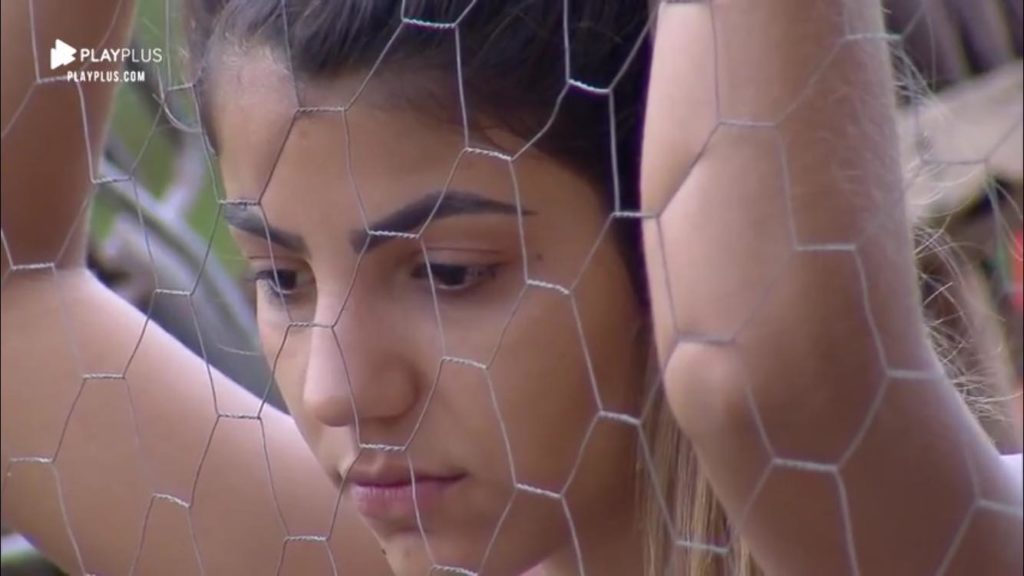 Hariany Almeida desolada após debater com Lucas sobre o namoro dos dois (Reprodução: PlayPlus/Record TV)