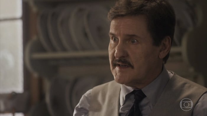 Júlio (Antonio Calloni) será flagrado com amante em Éramos Seis (Foto: Reprodução/Globo)